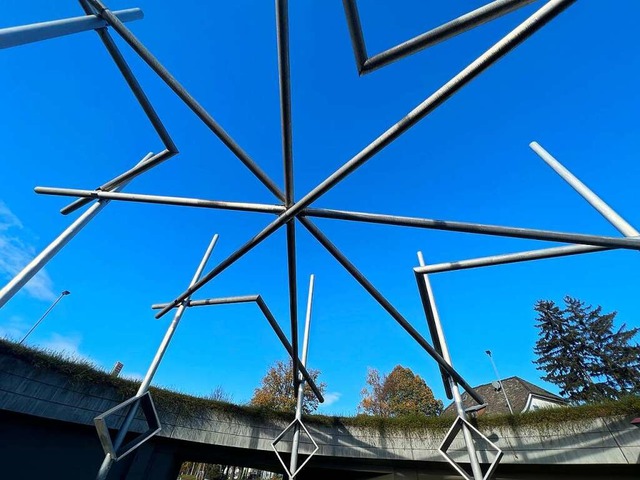 Kunst am Bauwerk des zentralen Kreisve...erkreuz fhrt ein Weg am Bach entlang.  | Foto: Alexander Huber