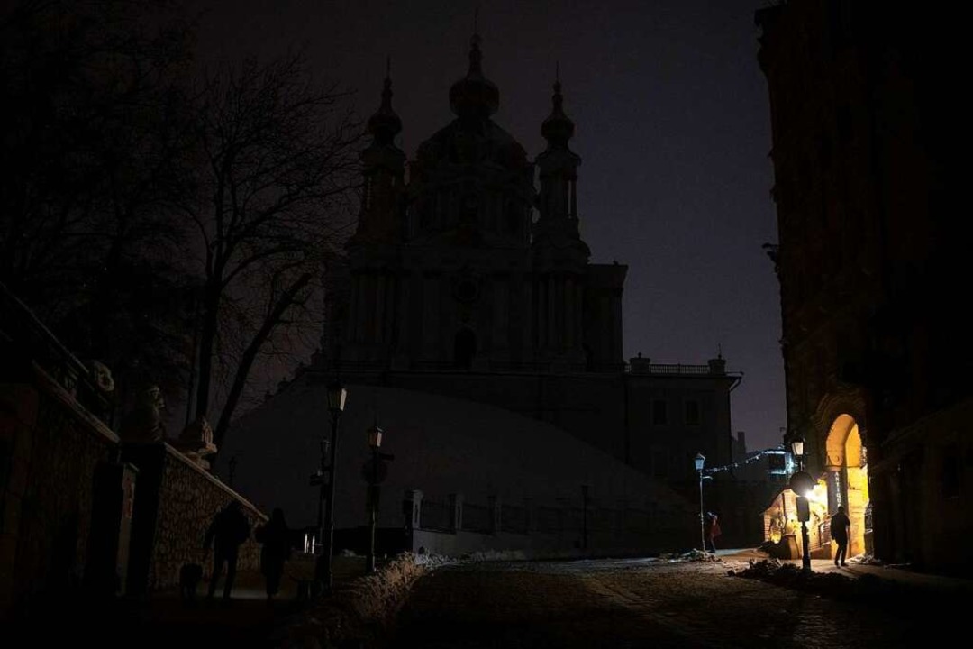 Kiew am Mittwoch: Während eines Stroma...ist die Stadt weitgehend unbeleuchtet.  | Foto: Andrew Kravchenko (dpa)
