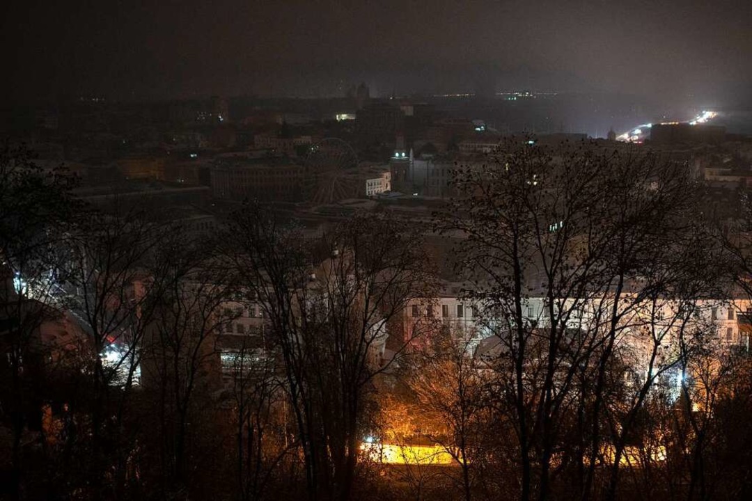 Kiew am Mittwoch: Während eines Stroma...ist die Stadt weitgehend unbeleuchtet.  | Foto: Andrew Kravchenko (dpa)