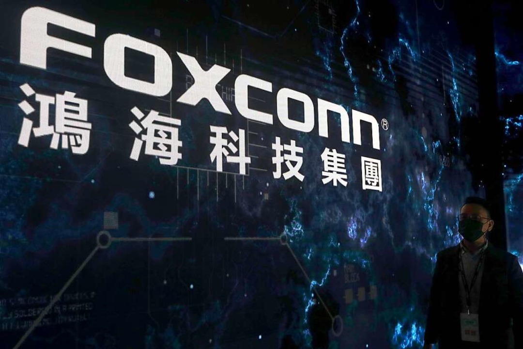 : Das Foxconn-Logo ist während des «Ho...rotesten und Ausschreitungen gekommen.  | Foto: Chiang Ying-Ying (dpa)