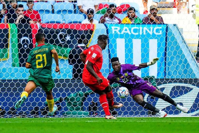 Der Schweizer Breel Embolo schiet gegen Kameruns Torwart Andre Onana das 1:0.   | Foto: Petr Josek (dpa)