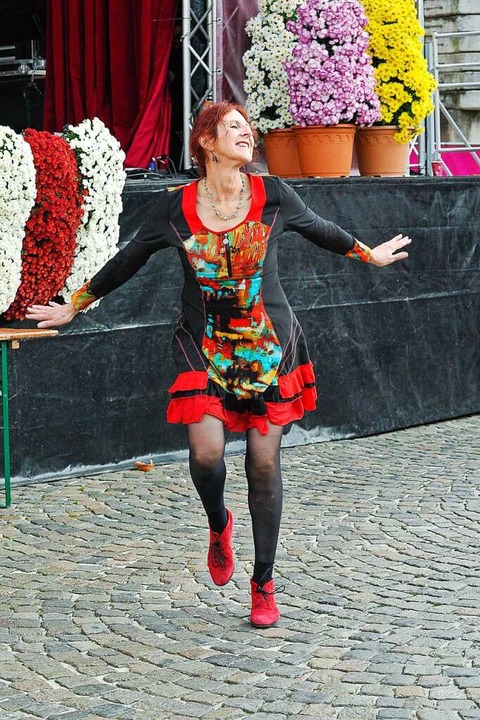 So oder so ähnlich kennen vieler Mensc... tanzt sie vor der Chrysanthemenbühne.  | Foto: Endrik Baublies