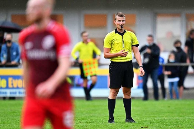 Schiedsrichter Jonas Brombacher bei ei...lingen des Bahlinger SC gegen des KSC.  | Foto: Achim Keller