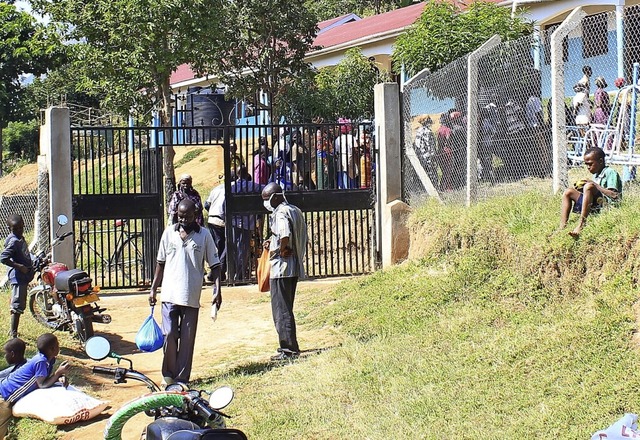 Eingangstor zum Schulgebude in Bukobe  | Foto: S.T.E.P. Uganda