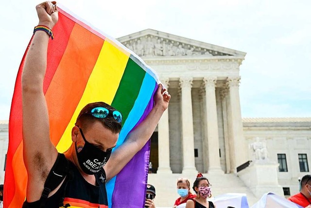Mann mit Regenbogenflagge demonstriert vor dem Supreme Court  | Foto: JIM WATSON