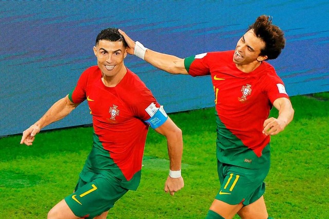 Cristiano Ronaldo (links) freut sich mit Joao Felix ber sein Tor zum 1:0.  | Foto: ODD ANDERSEN (AFP)