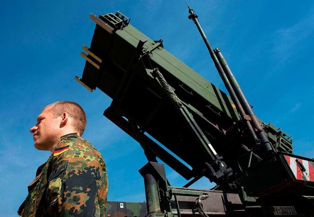 Ein deutscher Bundeswehrsoldat steht vor einem Patriot-Flugabwehrsystem.  | Foto: JOHN MACDOUGALL (AFP)