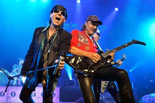 Klaus Meine (links) und Matthias Jabs ...&#8211;2023 unter anderem in Mannheim.  | Foto: A1885 epa Keystone Georgios Kefalas