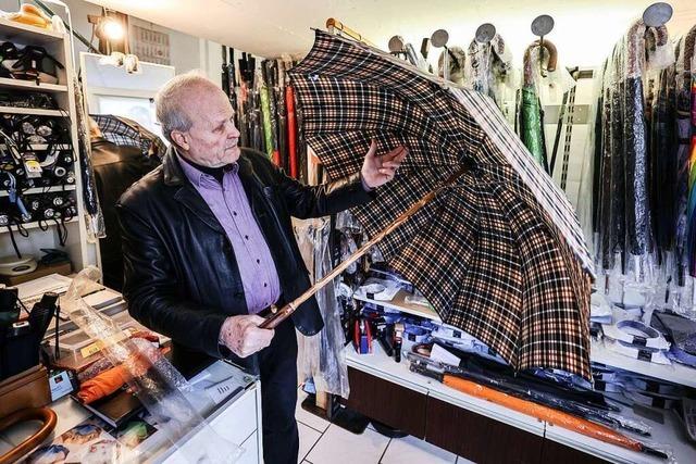 Regenschirmmacher baut Schirme für Jahrzehnte