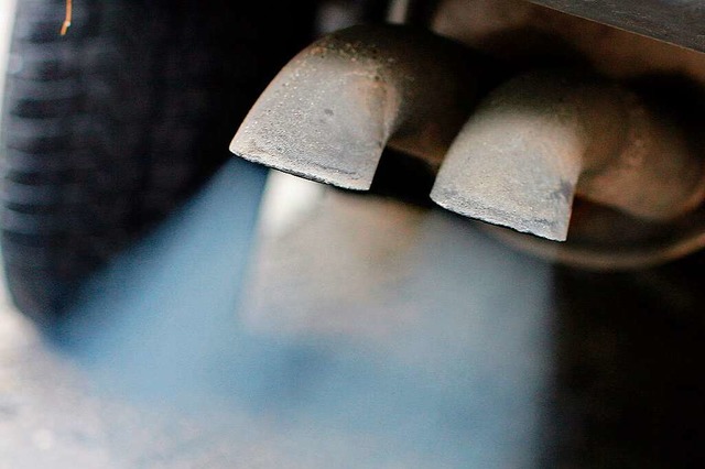 Aus dem Auspuff eines Autos mit Dieselmotor strmen Abgase.  | Foto: Jan Woitas