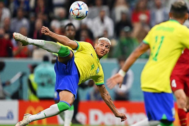 Richarlison (l) von Brasilien schiet das 2:0 per Seitfallzieher.  | Foto: Robert Michael (dpa)