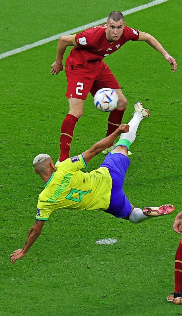 Richarlison trifft artistisch zum 2:0 fr die Brasilianer gegen Serbien.  | Foto: GIUSEPPE CACACE (AFP)
