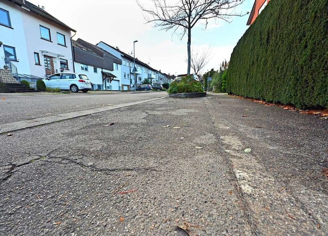 Unter anderem am Propsteiweg wurden Parkplatzmarkierungen weggefrst.  | Foto: Michael Bamberger