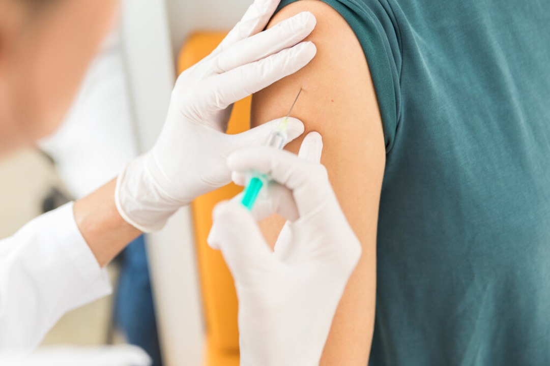 In aller Regel bewirken Corona-Impfungen das, was sie bewirken sollen.  | Foto: ABDA Bundesvgg. Dt. Apothekerver (dpa)