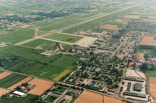 Ein Blick auf den Lahrer Flugplatz, als er noch militrisch genutzt wurde.  | Foto: Werner Schnleber