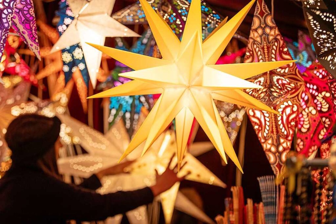 Herrnhuter Sterne: die Klassiker auf jeden Weihnachtsmarkt.  | Foto: Friso Gentsch (dpa)