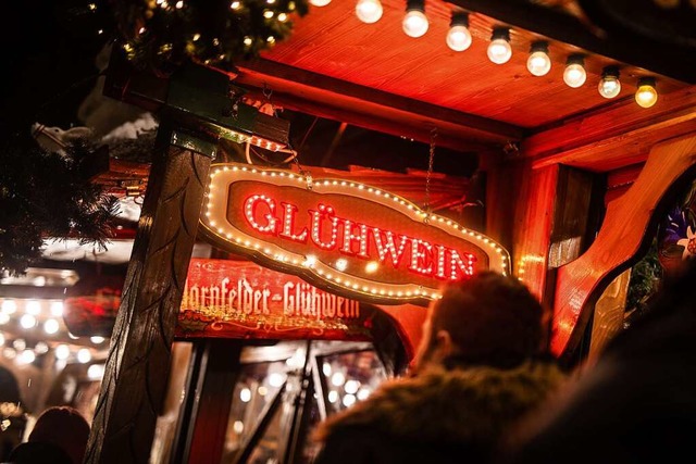 Glhwein und Geschenkartikel  | Foto: Christoph Schmidt (dpa)