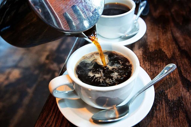 Kaffee ist ein Getrnk, das aus gerst...bohnen und heiem Wasser gemacht wird.  | Foto: 493685876_istock_grandriver (dpa)