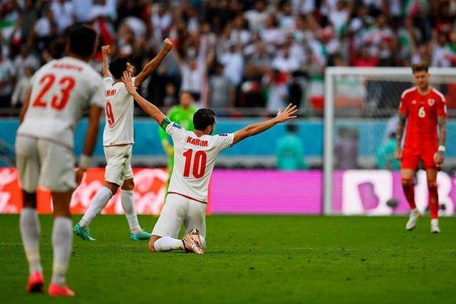 Irans Fußballer singen die Hymne mit – und besiegen Wales