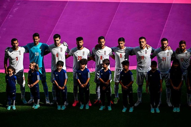 Die iranische Nationalmannschaft bei der Hymne vor dem Spiel gegen Wales  | Foto: ANNE-CHRISTINE POUJOULAT (AFP)