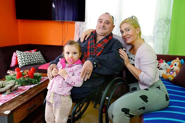 Zlatko Ribaric mit seiner Frau Maria und der zweieinhalbjhrigen Tochter Amitola  | Foto: Ingo Schneider