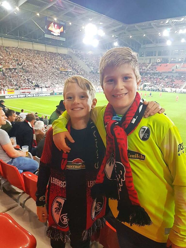 Paul Drflinger (links) und Raphael Jacob im Europa-Park-Stadion des SC Freiburg  | Foto: Verena Gamb