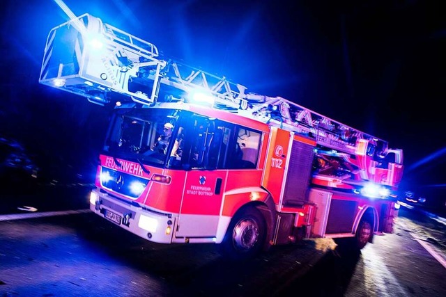 Bei einem Feueralarm rckt die Feuerwe...ltempo mit ihren Einsatzfahrzeugen an.  | Foto: Marcel Kusch (dpa)