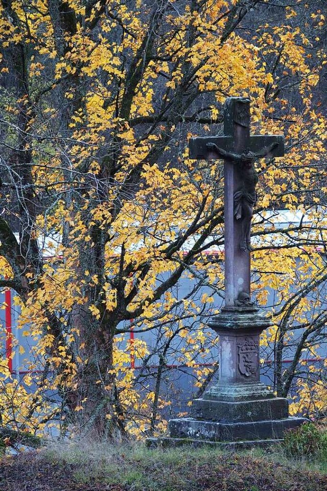 Das uralte Steinerne Kreuz zwischen Albtal- und Friedrichstrae.  | Foto: Thomas Mutter