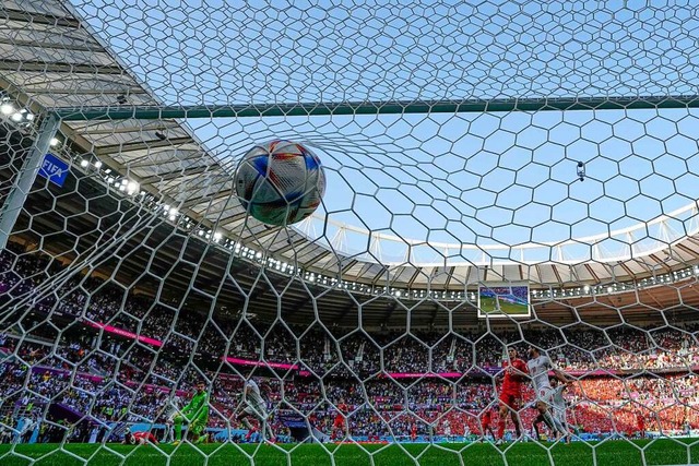 Szene aus dem Spiel Wales gegen Iran: Viele Fans boykottieren die WM.  | Foto: Pavel Golovkin (dpa)