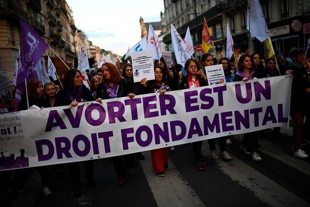Frauen protestierten am Internationale...n  in der Verfassung verankert werden.  | Foto: Christophe Archambault