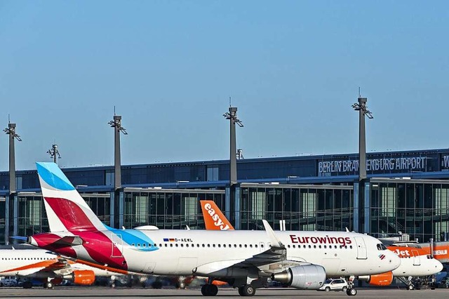 Ein Flugzeug der Fluggesellschaft Euro...fen Berlin Brandenburg (BER) zu sehen.  | Foto: Patrick Pleul (dpa)