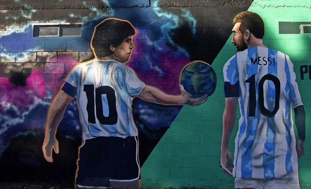 Dieses Wandgemlde im argentinischen V...en Ball in Farben der Erde berreicht.  | Foto: Matias Baglietto (dpa)