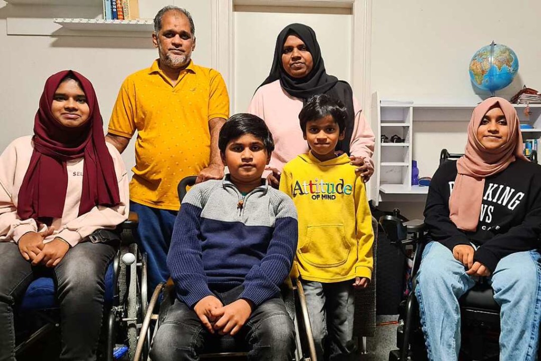 Familie Rifak mit vier der fnf Kinder  in ihrem Wohnzimmer  | Foto: Stefan Ammann