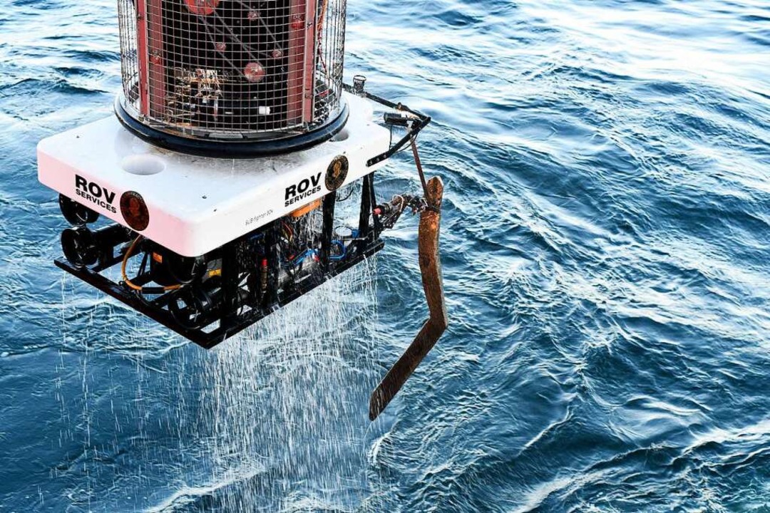 Der ROV Tauchroboter trägt ein hölzern...er Tiefe von 157 Metern geborgen wurde  | Foto: -- (dpa)