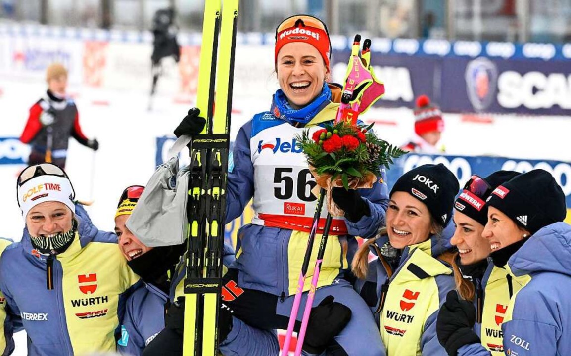 Katharina Hennig aus Deutschland feiert ihre 3. Platzierung.  | Foto: Heikki Saukkomaa (dpa)