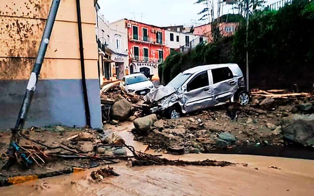 Beschdigte Autos in Casamicciola, Isc...tsch aufgrund von starken Regenfllen.  | Foto: ANSA (AFP)
