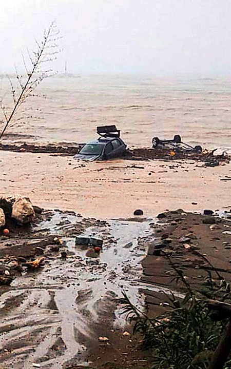 Zerstörte Autos im Meer in Casamicciola, Ischia.  | Foto: ANSA (AFP)