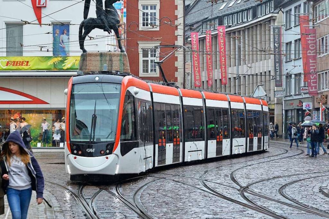 Eine Tram der VAG in der Freiburger In...deslndern im Mittelfeld (Archivbild).  | Foto: Michael Bamberger