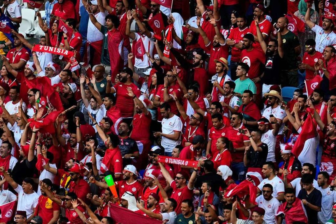 Tunesische Fans sorgen vor dem Spiel für Stimmung.  | Foto: Natacha Pisarenko (dpa)