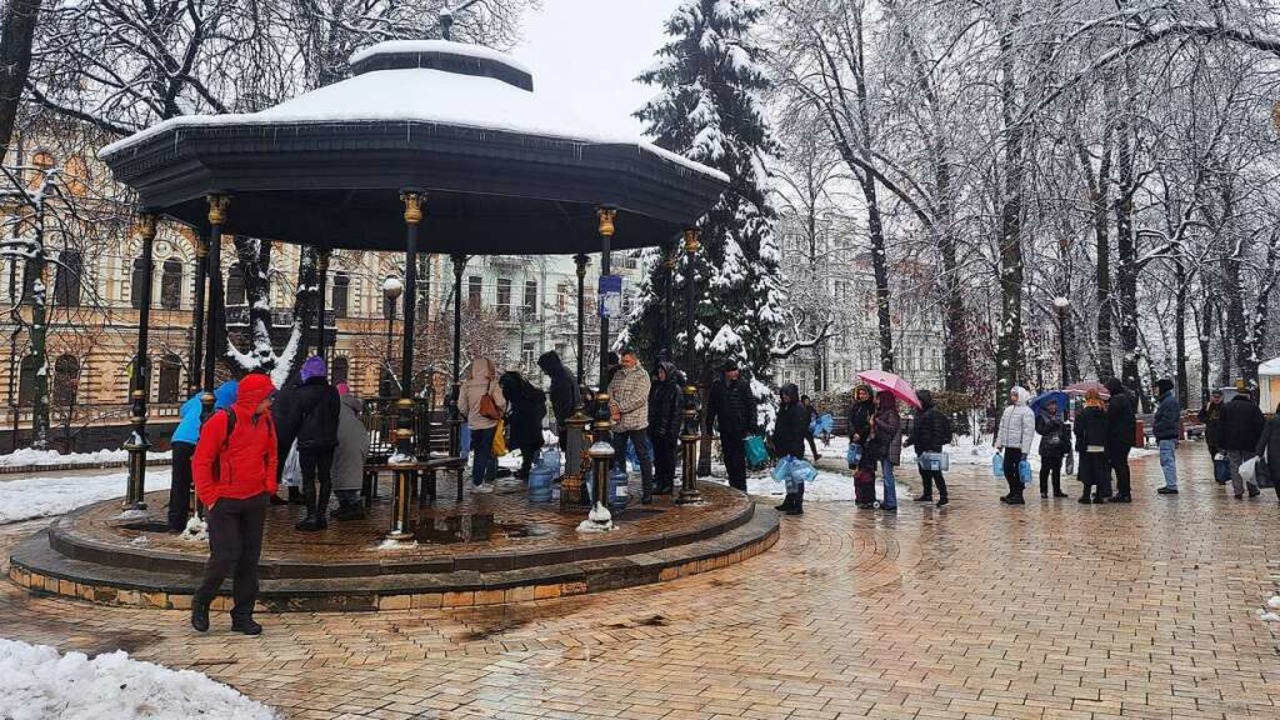Bürger stehen an einer öffentlichen Wasserstelle in Kiew an.  | Foto: Andreas Stein (dpa)
