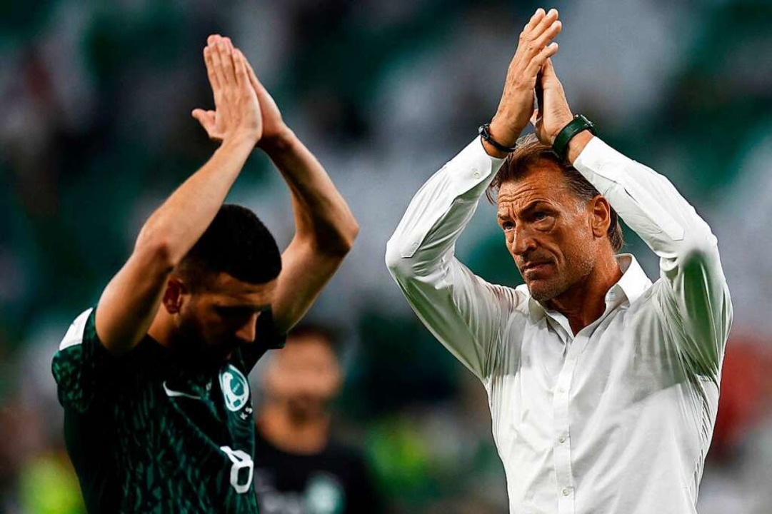 Herve Renard, Coach der saudischen Man...ki applaudieren den siegreichen Polen.  | Foto: KHALED DESOUKI (AFP)