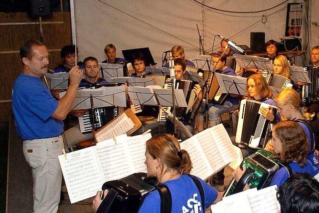 Werner Stiefel dirigiert das Akkordeon-Orchester Ottenheim am Samstag zum letzten Mal