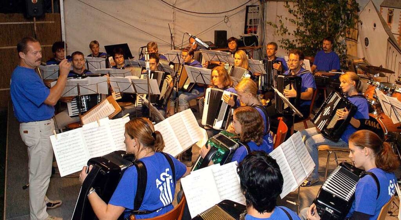 Auch wenn er den Taktstock niederlegt,...t ihn im Jahr 2005 bei einem Auftritt.  | Foto: Wolfgang Knstle