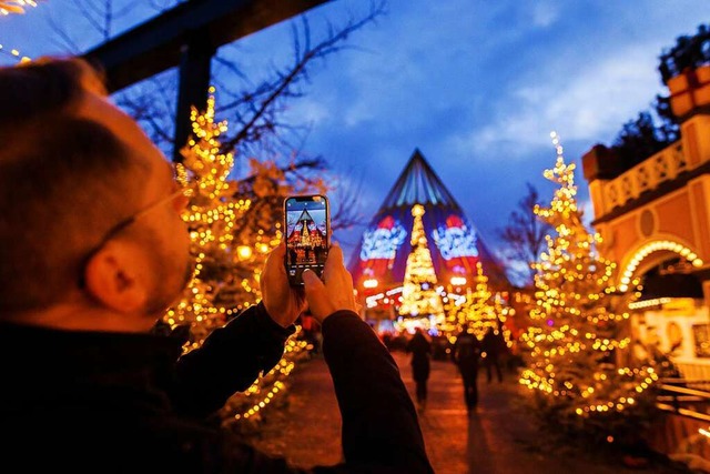 Die Weihnachtssaison im Europa Park ha...ert wurde, merkt man davon kaum etwas.  | Foto: Philipp von Ditfurth (dpa)
