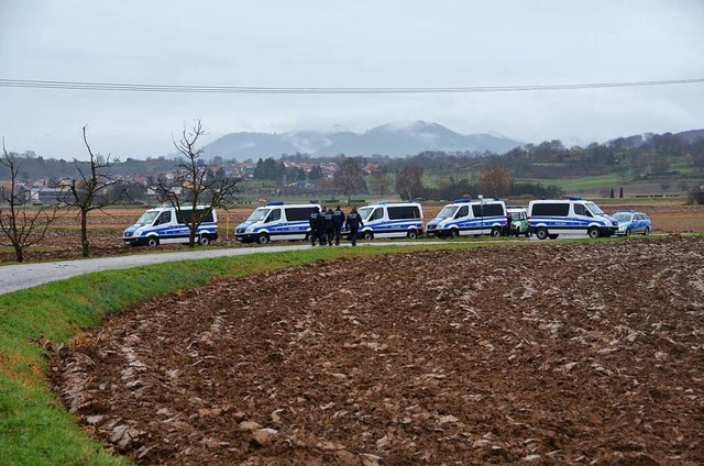 Polizeiaufgebot am Tatort bei Friesenheim.  | Foto: Ulrike Derndinger