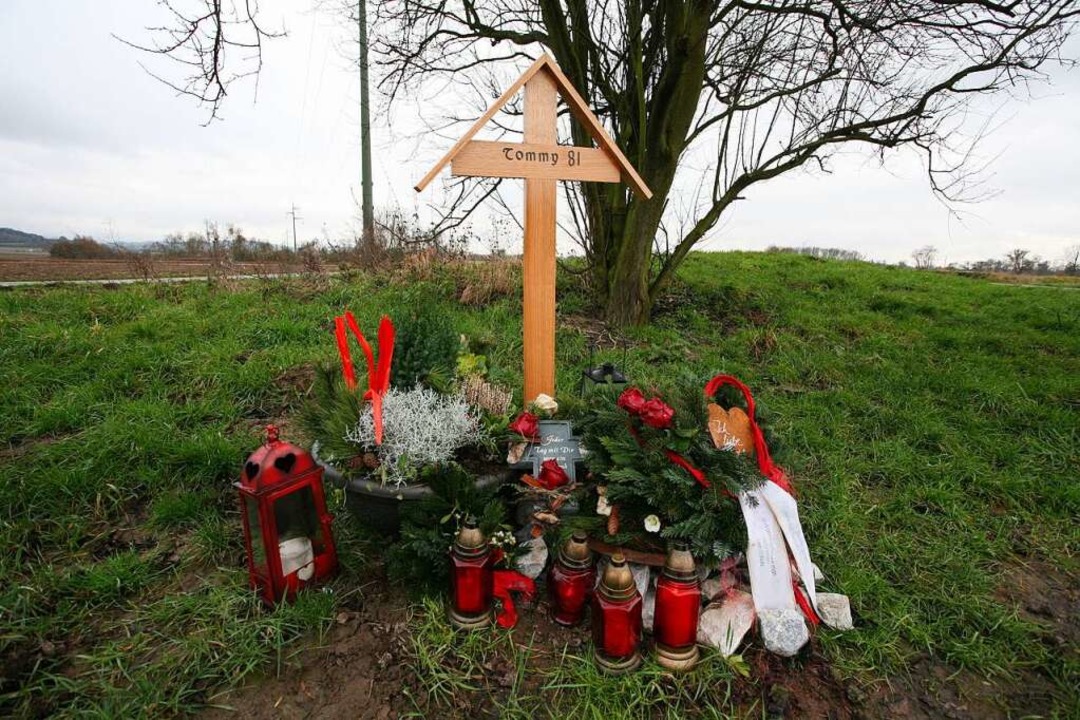 Ein Kreuz am Ort, wo Tommy G. gestorben ist.  | Foto: Bastian Henning