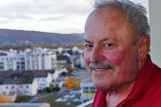 Klaus Seitzl auf seinem Balkon mit Blick ber Weil am Rhein  | Foto: Ulrich Senf