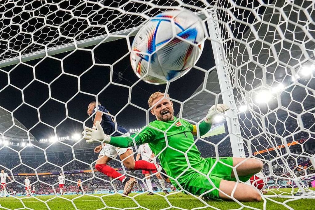 Frankreichs Mbappé dreht nach seinem T...r Schmeichel dem Ball hinterherschaut.  | Foto: Martin Meissner (dpa)