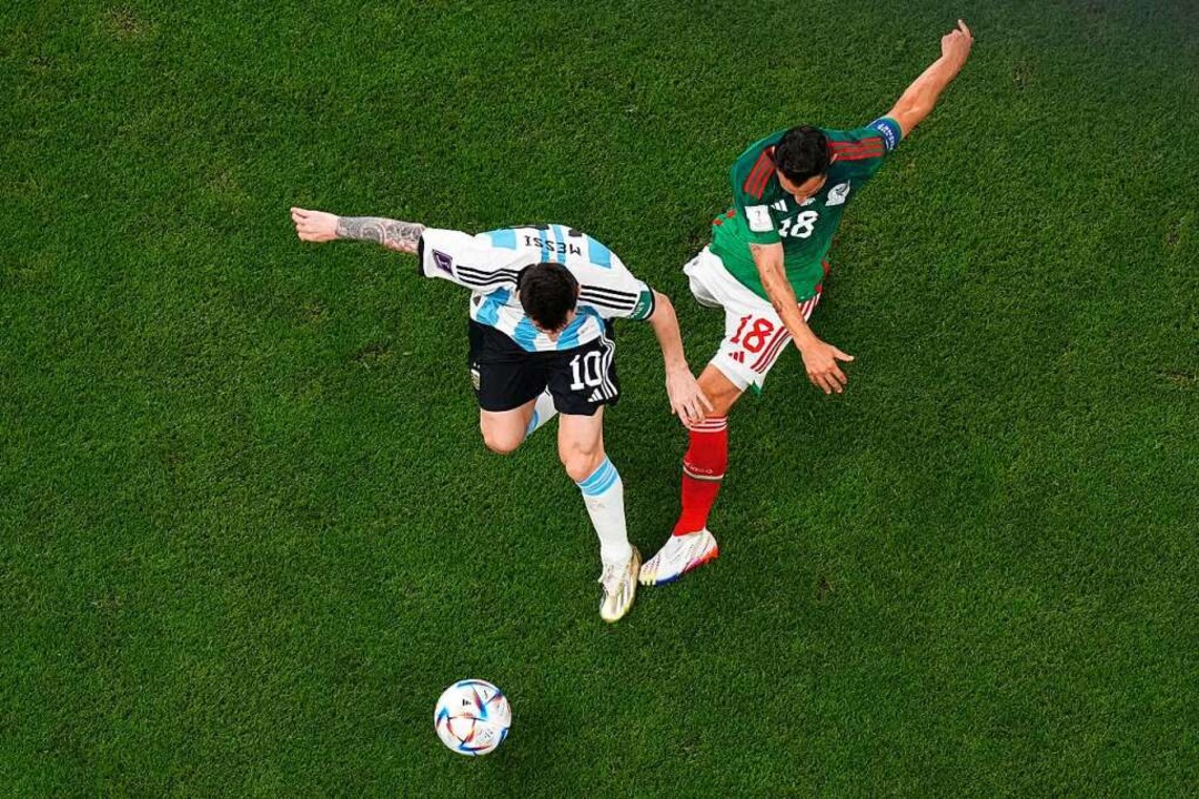 Lionel Messi von Argentinien spielt gegen Andres Guardado aus Mexiko  | Foto: Pavel Golovkin (dpa)