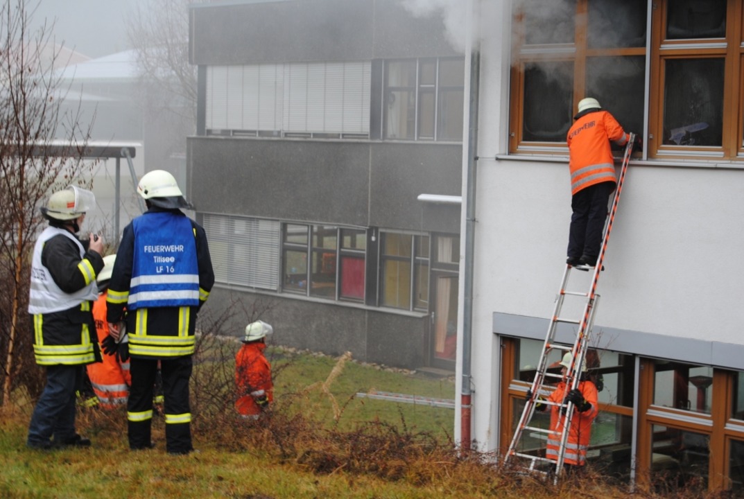 26. November 2012: Rettungskrfte gehe... Frauen werden gettet, zehn verletzt.  | Foto: Kamera24